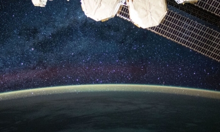 Закат на орбите и полярное сияние: NASA опубликовали захватывающие фото миссии SpaceX 