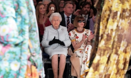 Королева Елизавета II посетила показ на Неделе моды в Лондоне (ФОТО)