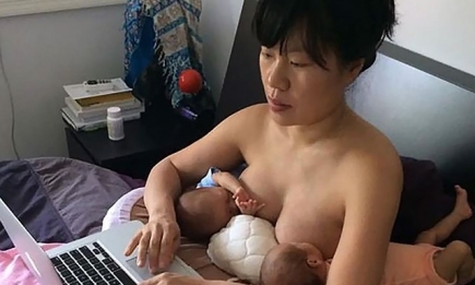 Вдохновение дня: фотография мамы, одновременно работающей и кормящей грудью двоих детей, несет за собой крайне важный посыл