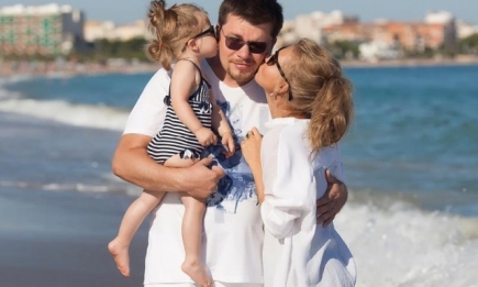 Как отдыхают звезды: Кристина Асмус и Гарик Харламов с дочерью в Греции (ФОТО)