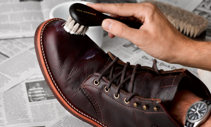 Один рух і блиск надовго: як доглядати за шкіряним взуттям навесні