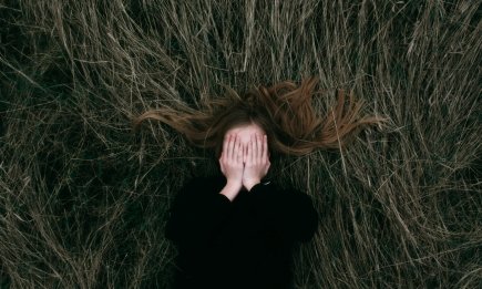 4 признака, что человек глубоко неуверен в себе: психологи объяснили, как это распознать