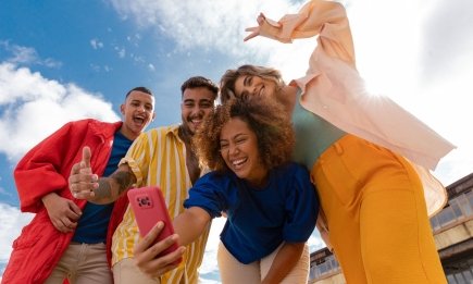 Как стать душой компании в 2026 году: 100+ крутых вопросов для друзей, коллег или свиданий