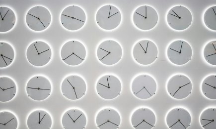 Зимовий час у світі 2025: де ще, крім України, переводять годинники