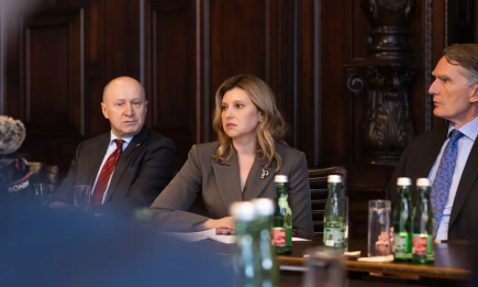 В деловом ансамбле оттенка капучино: эффектный лук Елены Зеленской в Вене (ФОТО)