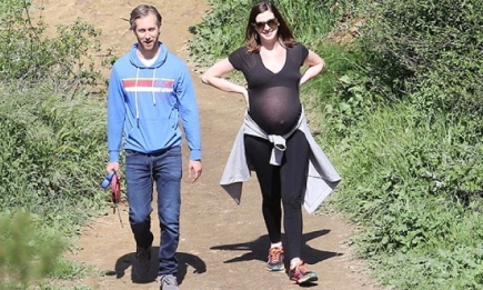 Энн Хэтэуэй на последних месяцах беременности гуляет по горной местности. ФОТО