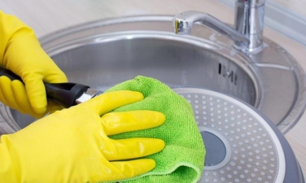 Навіть руки не забрудните! Як відчистити нагар на сковорідці - блискучий спосіб
