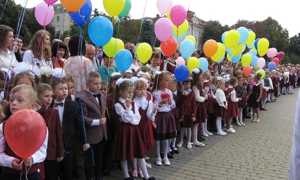 Чекати лінійки на 1 вересня чи краще не наражатись на небезпеку: чи проводитимуть лінійки у школах цьогоріч