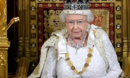 Тяжела ты, шапка Мономаха: королева Елизавета II рассказала о своей короне, в которой можно сломать шею
