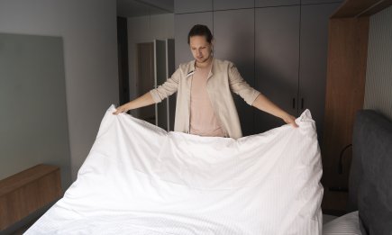 Вы делаете это и портите свои простыни и наволочки: как на самом деле стирать постель