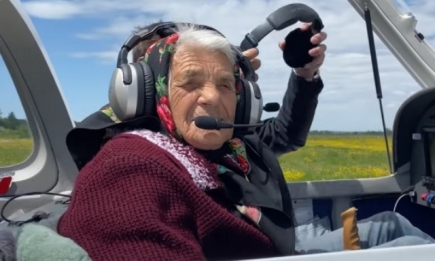 Видео дня: 90-летняя бабушка из Закарпатья села за штурвал самолета