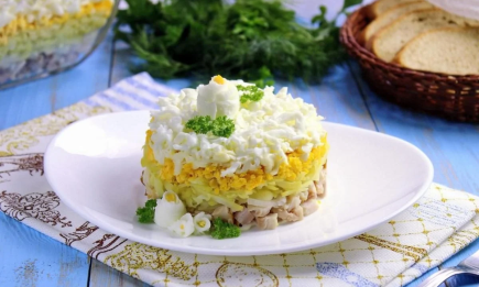 Салат “Наречена”: дивовижна страва - ситна і ніжна, а приготування просте (ВІДЕО)