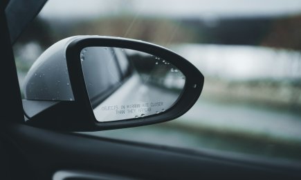 Чому водіям радять надягати шкарпетки на дзеркала авто взимку: простий лайфхак