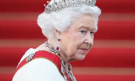 Вывела новую породу собак и пила шампанское каждый день: 20 интересных фактов о королеве Елизавете II