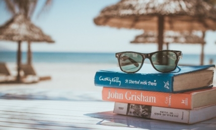 Что почитать в отпуске: 8 книг для пляжа и путешествий