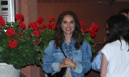 Как носить платье с цветочным принтом, если на улице прохладно: модная идея от Натали Портман (ФОТО)