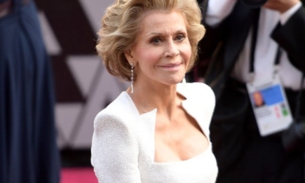 80-летняя Джейн Фонда поразила роскошным нарядом на красной дорожке премии "Оскар-2018"