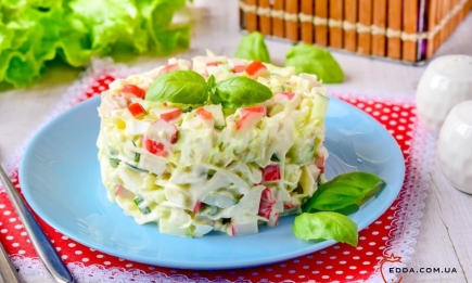 Самый простой крабовый салатик: можно приготовить, пока гости разуваются (РЕЦЕПТ)