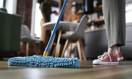 Одна щепотка в воду для мытья полов – и комната будет сиять чистотой: хитрый лайфхак