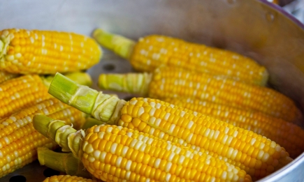 Одна ошибка - и кукуруза станет "резиновой": секреты идеально сваренного овоща