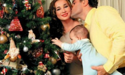 Анфиса Чехова с семьей в новогодней фотосессии