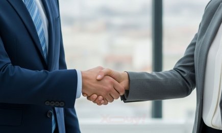 Рукопожатие или объятие: как правильно здороваться, чтобы не опозориться на работе и в гостях