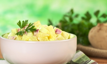 Ну дуже апетитний картопляний салат: цю страву можна готувати хоч щодня (РЕЦЕПТ)