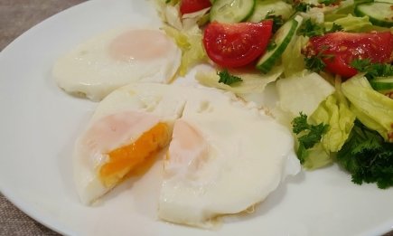 Не масло и даже не сливочное масло: что налить в сковороду, чтобы пожарить яйца без капли жира