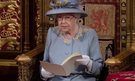 Королева Елизавета II впервые появилась на публике после похорон мужа (ФОТО)