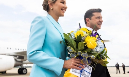Образ дня: Елена Зеленская прилетела в США в стильном голубом костюме (ФОТО)