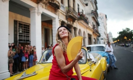 Знойное очарование: возвращение веера на показе Chanel в Гаване