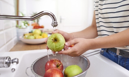 Які овочі та фрукти не можна мити перед вживанням, а які - обов'язково: кілька важливих правил