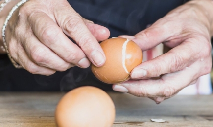 Яйца будут сами вылетать из скорлупы: суперпростой трюк для варки