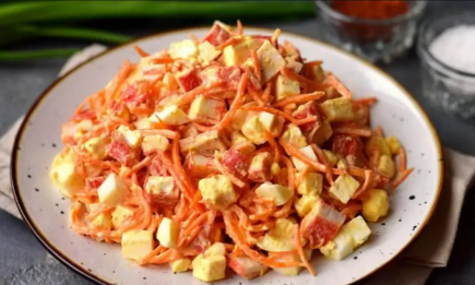 Самый простой салат с крабовыми палочками и корейской морковью: приготовится за 3 мин, а гости съедят его первым! (РЕЦЕПТ)