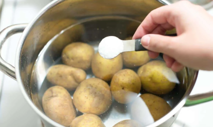 Старый картофель будет вкуснее, чем молодой: достаточно добавить в воду два простых ингредиента