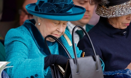 Что внутри: королевский эксперт рассказал, что Елизавета ІІ носит в своей сумочке