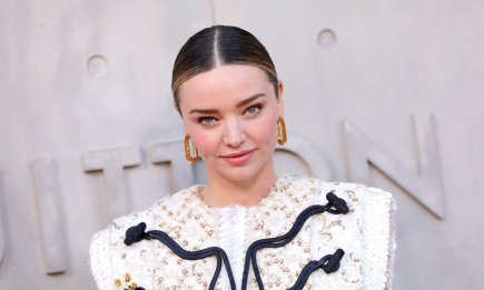 Міранда Керр вразила виходом у бездоганному білому пальті та з головним аксесуаром сезону (ФОТО)