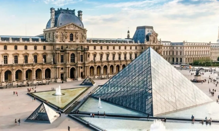 В Париже ограбили Лувр: музей закрыли после исчезновения императорских драгоценностей