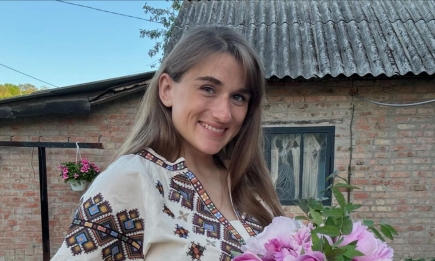 Известная украинская блогерша показала другую версию себя: как выглядит Даша Евтух с ярким макияжем (ВИДЕО)