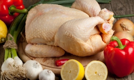 "Правила выживания": как выбрать свежее и безопасное куриное мясо?