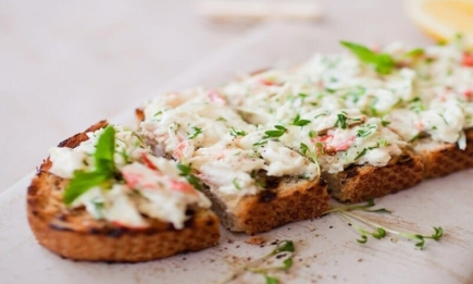 Не только крабовый салат: приготовьте с крабовыми палочками невероятно простую закуску (РЕЦЕПТ)