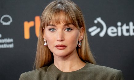 Модная провокация от Дженнифер Лоуренс: актриса появилась в платье с нестандартными вырезами (ФОТО)