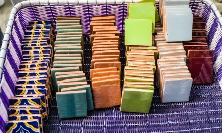 Не спешите выбрасывать плитку после ремонта: как превратить остатки в полезный декор (ВИДЕО)