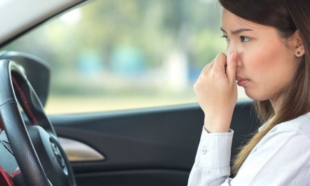 Салон авто більше не нагадуватиме попільничку: як прибрати запах цигарок у машині