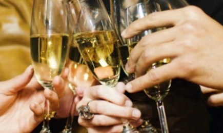 Как правильно пить: бутылка шампанского на Новый год