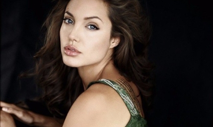Анджелина Джоли не перестает носить обручальное кольцо от Брэда Питта