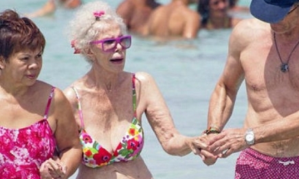 86-летняя герцогиня Альба в бикини произвела фурор на пляже. Фото