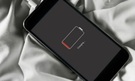 Чому не можна заряджати телефон на ліжку? Названо серйозні наслідки цієї популярної звички