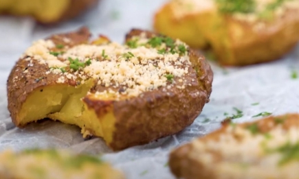 Невероятный ароматный гарнир: в этот "плющенный" картофель вы влюбитесь (РЕЦЕПТ)