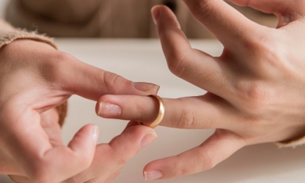 Без боли и особых усилий: три способа снять кольцо, которое застряло на пальце